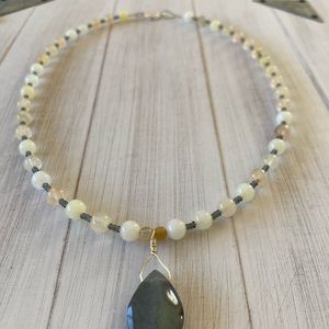 Labradorite and pale yellow agate necklace NWT